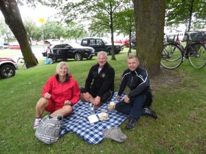 Lunchpicknick med våra vänner i lördags med stort träd som skydd för regnet.